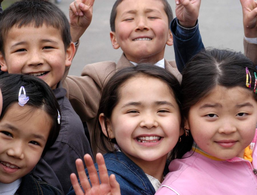 Schoolchildren laughing and waving hands. Kazakhstan. Photo: Maxim Zolotukhin  / World Bank