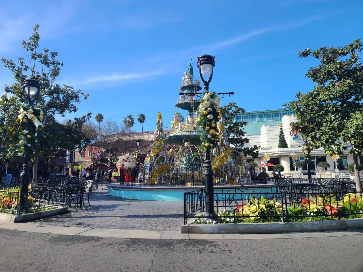 The fountain and lamps in Knotts Berry Farm decorated with Christmas ornaments and bows.