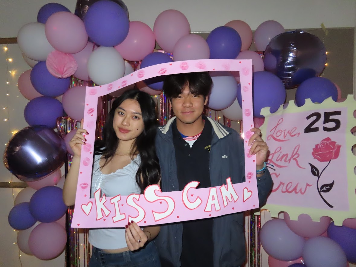 Couples (and friends!) gathered together to fit into the Kiss Frame at the Valentine's-themed movie event

Photos courtesy of Link Crew