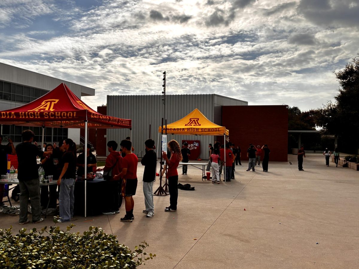 Students Attend Homecoming Tailgate
