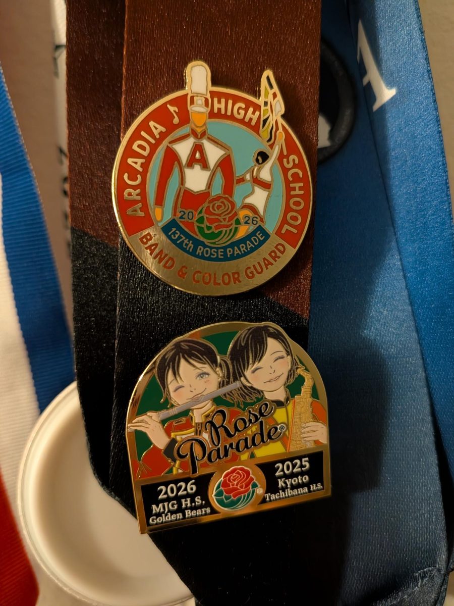 Rose Parade pins from Arcadia High School (above) and Minou Jiyu Gakuen, school located in Osaka, Japan (bellow). After Rose Parade, many bands interacted, exchanged pins, and took photos