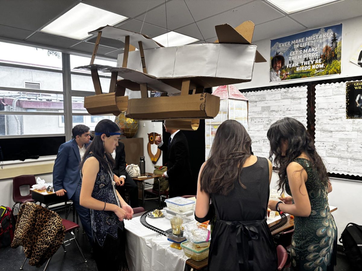 Brief: AHS Juniors Dress Up and Party for the Annual Gatsby Day