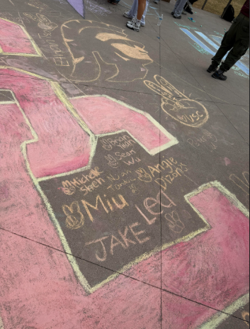 Seniors Decorate AHS Campus on Chalk Day
